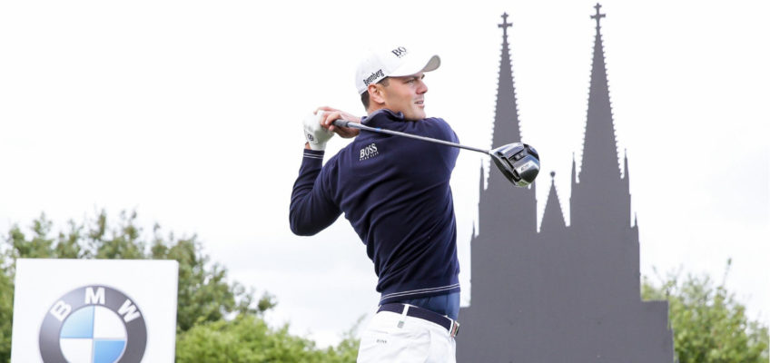 Golfer vor Figur des Kölner Doms
