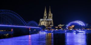 Hohenzollernbrücke in Farben der Gamescom