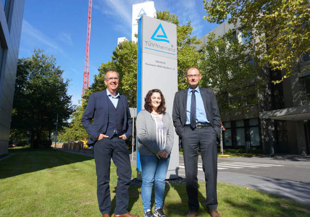 HMKW_Studentin V. Atherley mit onzernpressesprecher H. Müller-Gerbes und dem stv. Pressesprecher J. Meyer zu Altenschildesche