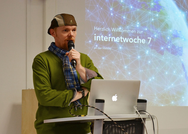 Prof. Dr. Haarkötter bei der Einleitung zur Veranstaltung "Das Internet der Zukunft in Journalismus und Design".