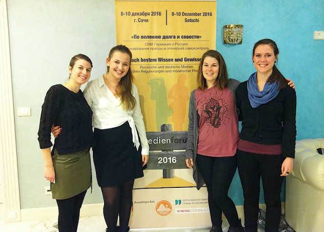 Die Wissenschaftliche Mitarbeiterin Johanna Wergen (r.) reiste mit den HMKW-Studentinnen Anna Molchanova (2. v. l.) und Alina Liertz (2. v. r.) nach Sotschi. Foto: Jana Danot
